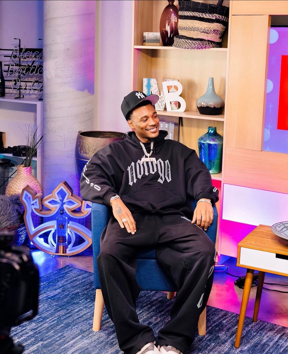 lmx0123's tweet photo. If you want to watch a great interview that displays honesty, self reflection, self assessment, insight &amp; professionalism👏🏾

Here you go! ⬇️⬇️⬇️
#TeamMoney™️ #BUZZ #BuzzBlack #ArmonWarren #UntilNextTime 

https://t.co/qC3CVkVTRo https://t.co/u7oOlzbL6l