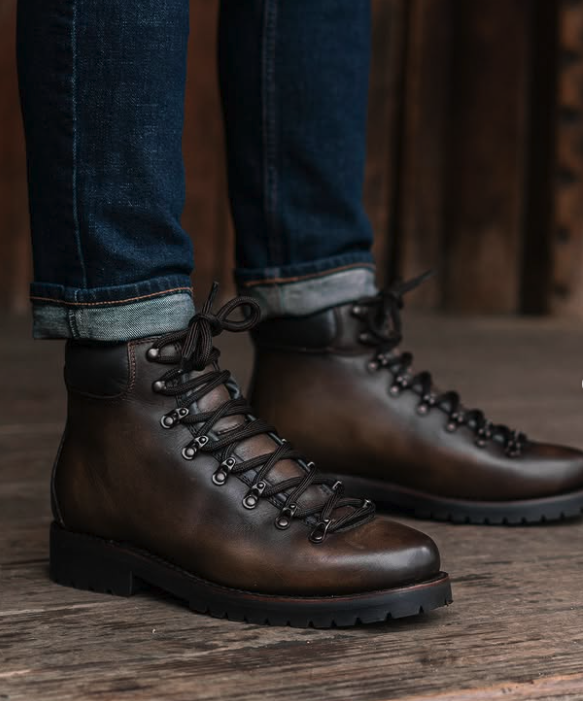 ThursdayBootCo's tweet image. Jasper at the Cabin ⛰️⛺️
#ThursdayBoots
#Hiker
#CabinLife