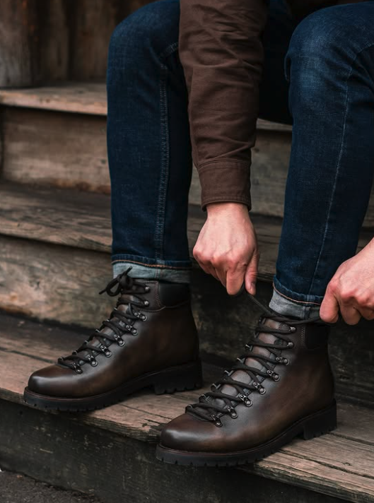 ThursdayBootCo's tweet image. Jasper at the Cabin ⛰️⛺️
#ThursdayBoots
#Hiker
#CabinLife