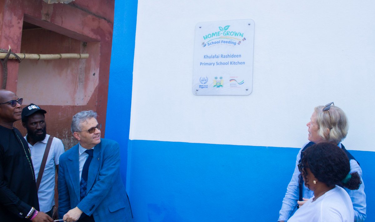 WFPS_Leone's tweet image. 🚀 Celebrating the 10th #AfricaDayofSchoolFeeding in Sierra Leone! 

From unveiling @BMZ_Bund-funded kitchens &amp;amp; fuel-efficient stoves to engaging with farmers &amp;amp; students—Home-Grown School Feeding is transforming education, nutrition &amp;amp; local economies! 🍽️🌱📚 #ADSF2025