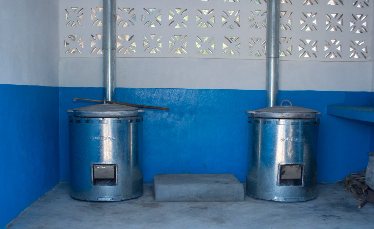 WFPS_Leone's tweet image. 🚀 Celebrating the 10th #AfricaDayofSchoolFeeding in Sierra Leone! 

From unveiling @BMZ_Bund-funded kitchens &amp;amp; fuel-efficient stoves to engaging with farmers &amp;amp; students—Home-Grown School Feeding is transforming education, nutrition &amp;amp; local economies! 🍽️🌱📚 #ADSF2025