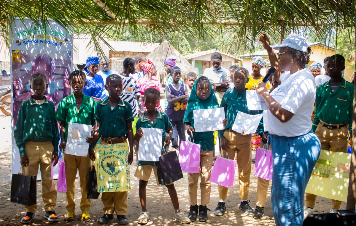 WFPS_Leone's tweet image. 🚀 Celebrating the 10th #AfricaDayofSchoolFeeding in Sierra Leone! 

From unveiling @BMZ_Bund-funded kitchens &amp;amp; fuel-efficient stoves to engaging with farmers &amp;amp; students—Home-Grown School Feeding is transforming education, nutrition &amp;amp; local economies! 🍽️🌱📚 #ADSF2025