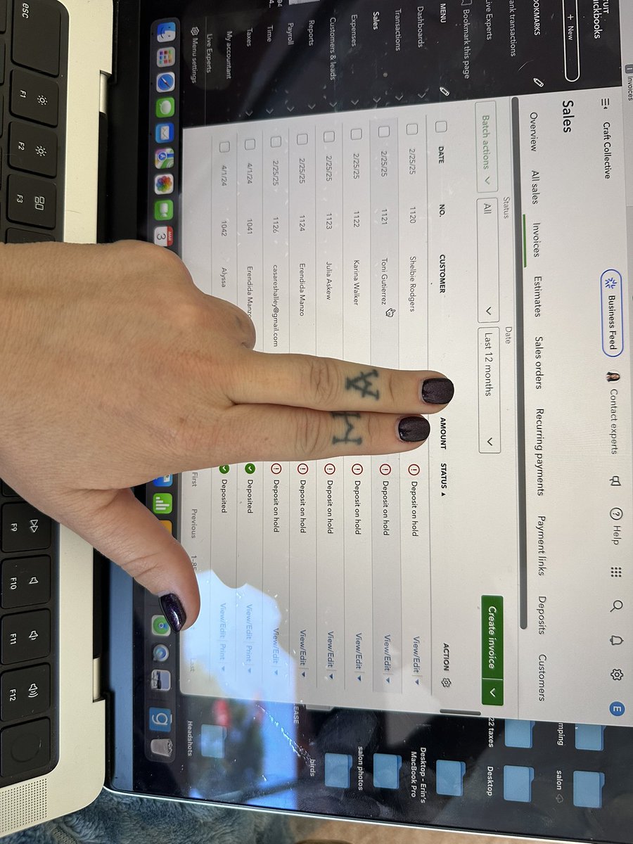 ErinJPowers's tweet photo. What the heck @QuickBooks why are you holding my money?! It’s been a week with no answers. How would you feel if someone was holding your money when you were trying to do business, pay bills, pay employees? https://t.co/NxX81WFCIi
