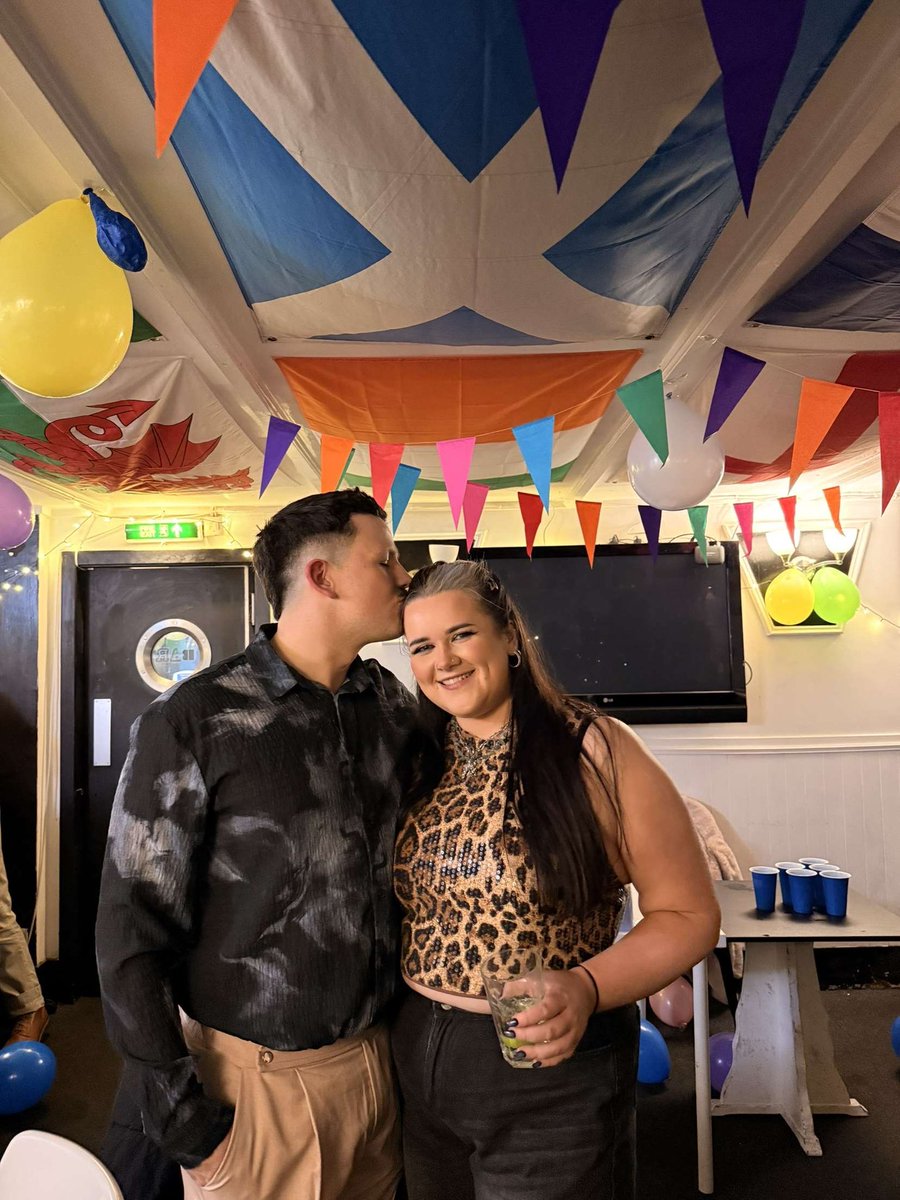 Ben_Carey_'s tweet photo. As I sit here on this plane for work here’s a pic of me being much happier on my (28th 🤫) birthday with Chloe 🫠 https://t.co/MXvB8U7oP6