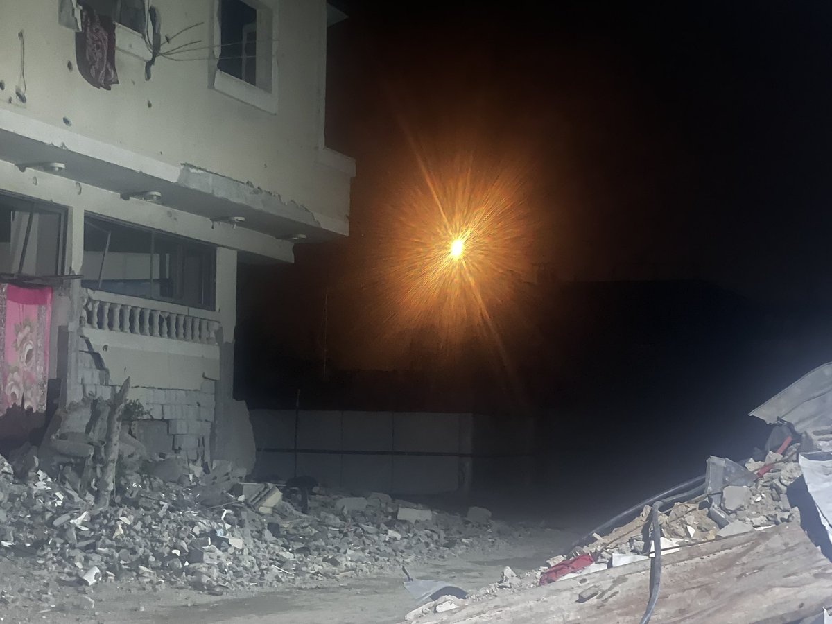 Israeli occupation forces fire light bombs in the skies of Nitzarim corridor in the middle of Gaza Strip!