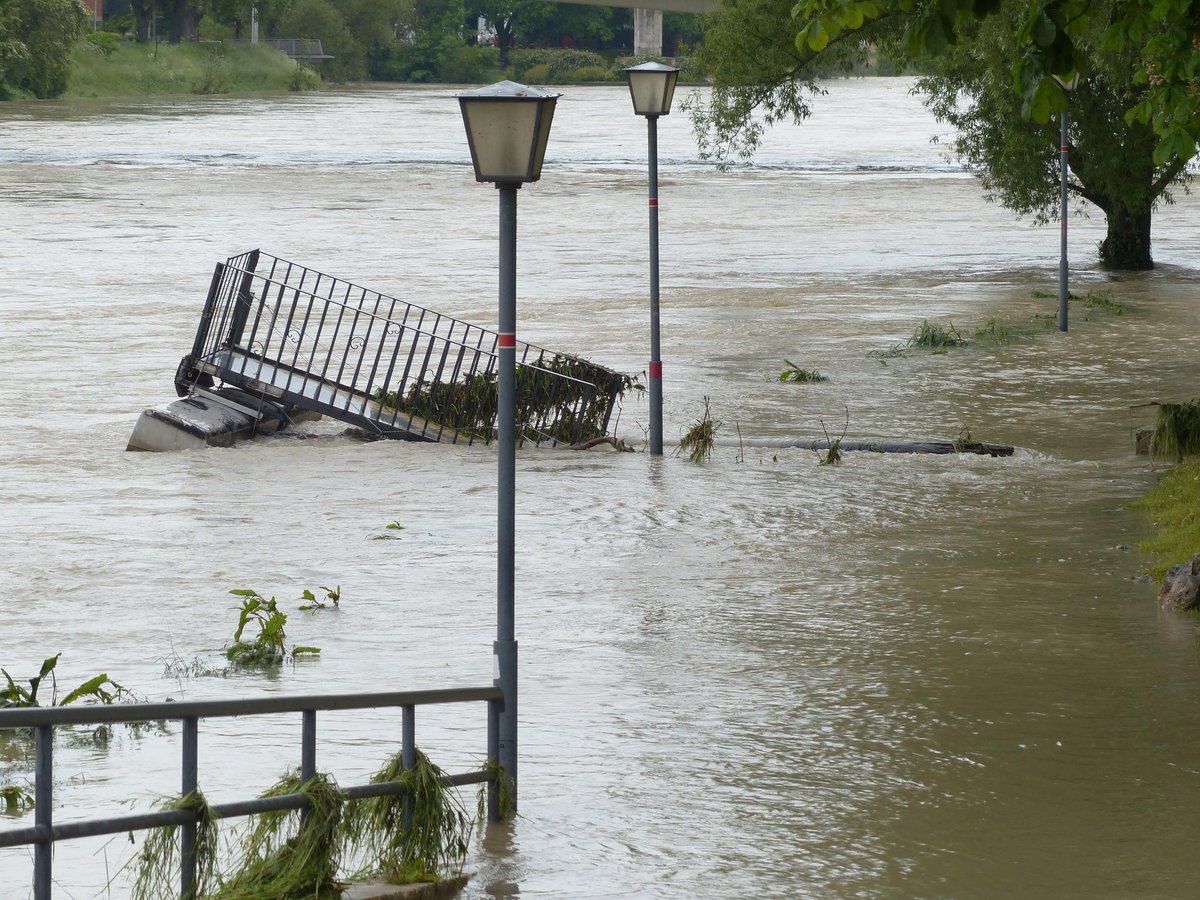 Rising waters can be deadly don’t wait until it’s too late to prepare. Discover essential tips to protect yourself and your family from flash floods this spring in our newest preparedness post.

bit.ly/3D7Dceu

#flashflood #emergencypreparedness #NOAA #survivalskills