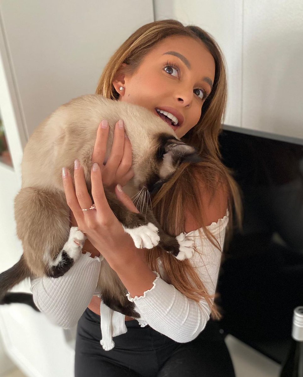 bethdanda's tweet image. I found a photo of me and my favorite cat.