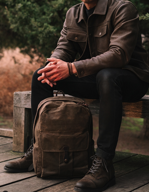 ThursdayBootCo's tweet image. Monday Dark Olive Delight 🫒
-
🧥: @thursdayjackets Dark Olive Roughout Cruiser Jacket
📿: @877workshop Button Bracelet
🥾: @thursdayboots Dark Olive Suede Captain Boots
🎒: @thursdayboots Dark Olive Adventure Pack
-
#menstyle #outfitinspo #styleblog