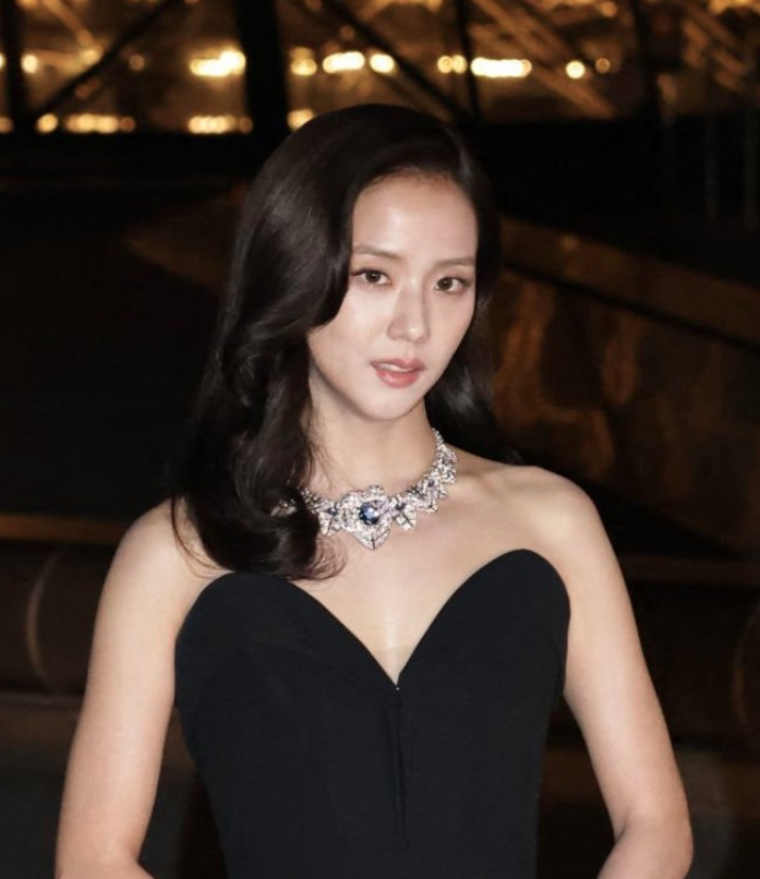 Jisoo is classy at the Grand Diner Du Louvre.