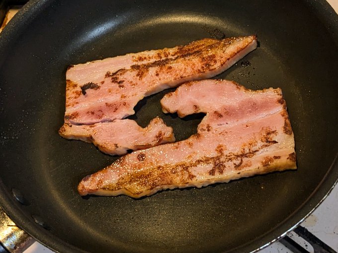 厚切りベーコン焼いてる 