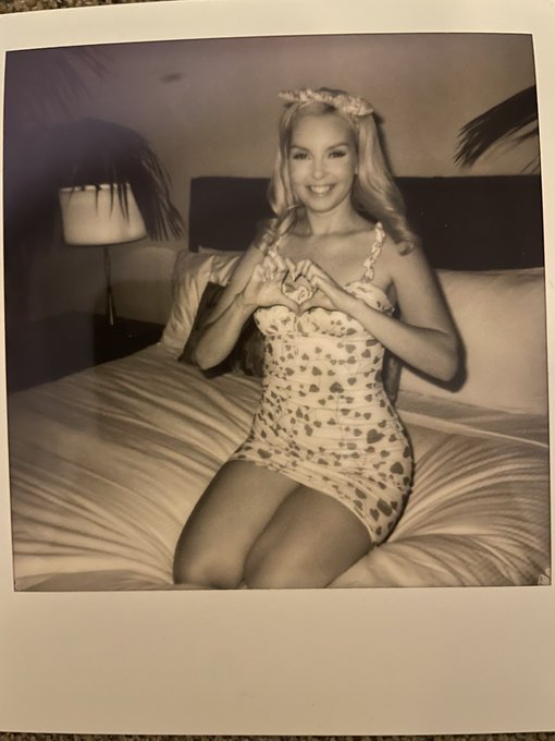 2 pic. Pop quiz: which scene of mine are these behind the scene pictures from? https://t.co/Ak8kmoEi