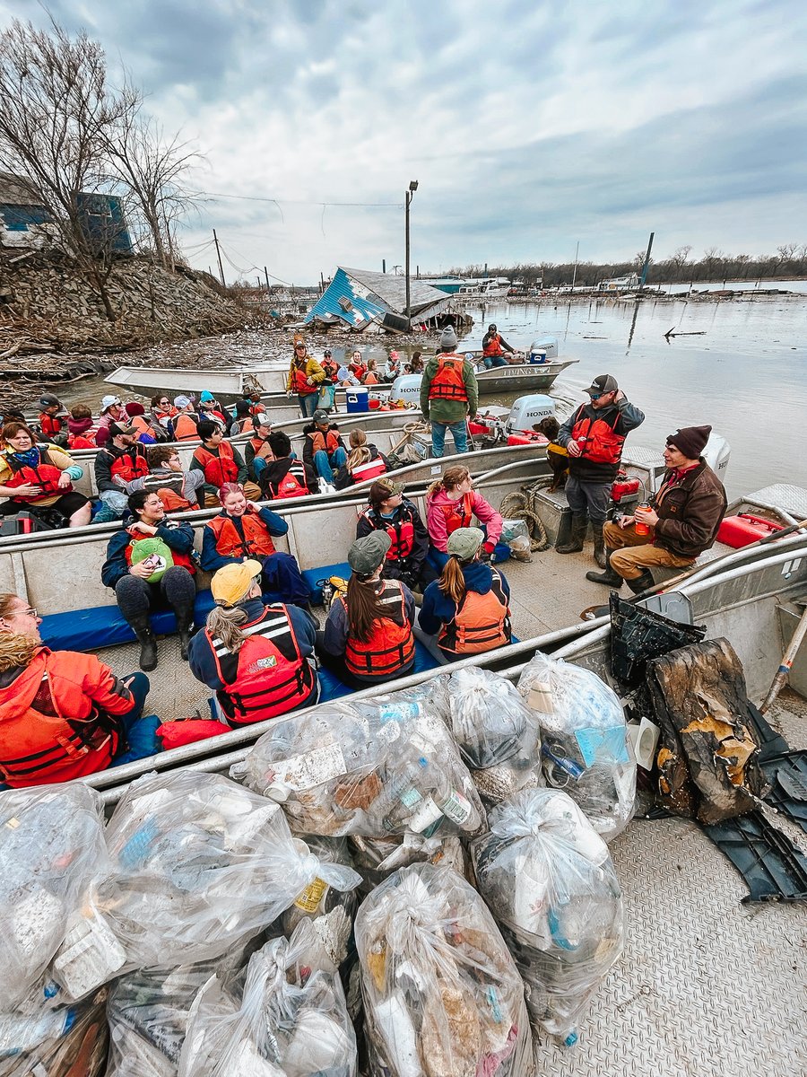 LLandW's tweet image. Ain’t nothin’ but a cleanup thang, baby!

The day-one totals have been calculated! Thanks to 38 volunteers from 5 colleges/universities, we cleaned up 15,028 pounds from McKellar Lake in Memphis, TN!

#livinglandsandwaters #rivercleanup #alternativespringbreak #memphis