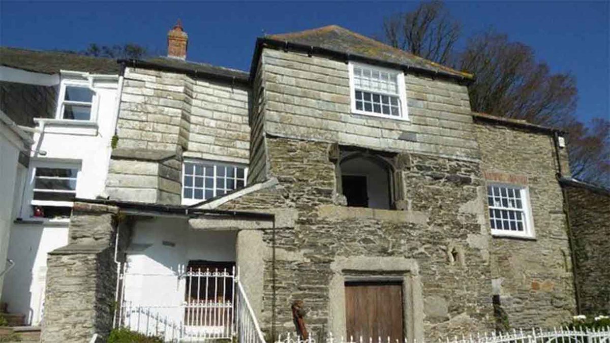KildenMor's tweet image. On the North Quay in Padstow there is a tumbledown looking building known as Abbey House. Built sometime in the 15th century, with origins possibly even older, it is widely considered the oldest building in Padstow, and one of the oldest in Cornwall. ow.ly/bLnS50Nr9Kt
