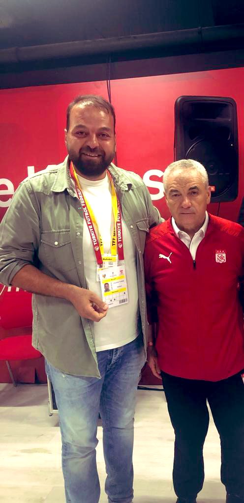 Yüzler gülüyor yine maşallah.Sivasspor’u Sivaslılar kurtaracak.Yarından itibaren Hedef ligde kalmak değil üst sıralara tırmanmak. <a href="/RCALIMBAY/">Rıza Çalımbay</a> <a href="/Sivasspor/">Sivasspor</a>