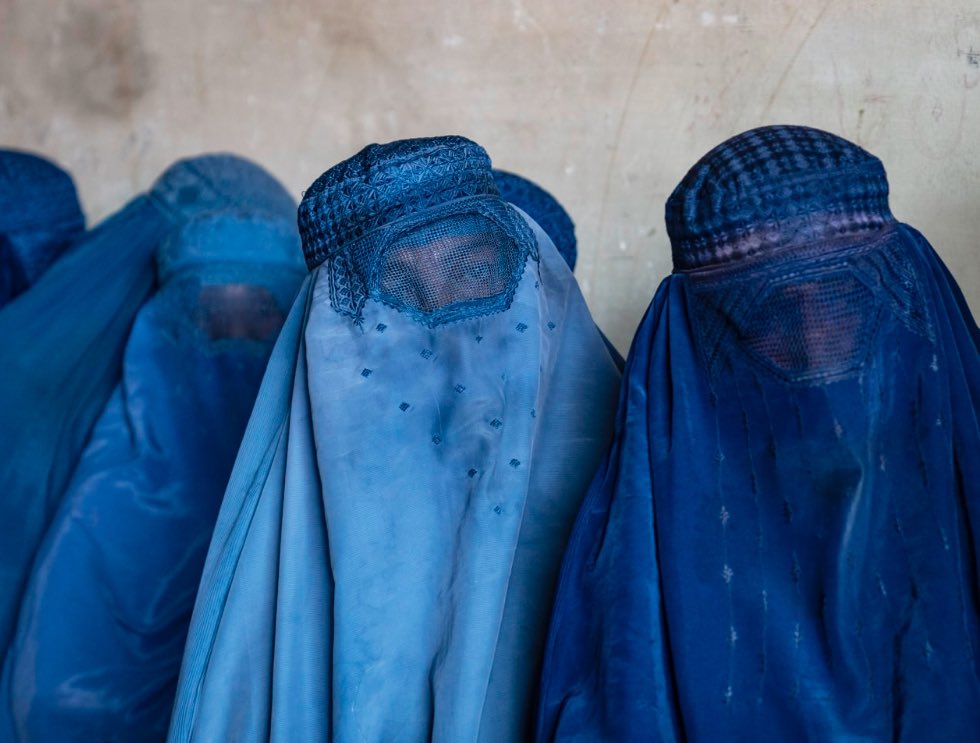 Wie echt denkt dat Trump het goed voor heeft met de Oekraïners door hen in de handen van Poetin te drijven, moet vandaag eens aan vrouwen in Afghanistan vragen wat hun lot werd nadat Trump in 2020 met de Taliban een akkoord sloot en de VS zich militair terugtrok.