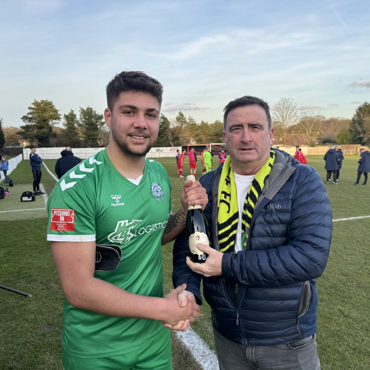 FC AWAY DAY MOM | 💚⚽️📸

Committee member Paul Ison chose our FC Away Day Man of the Match on Saturday at Flackwell Heath.

He chose Adam Wedd who has been in exactly form at the heart of the FC defence of late. Here is Paul at full time with Adam doing the honours.

#WeAreFC