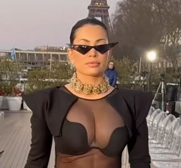 Elle a fait quoi sur seins encore 😳 #melaniedacruz