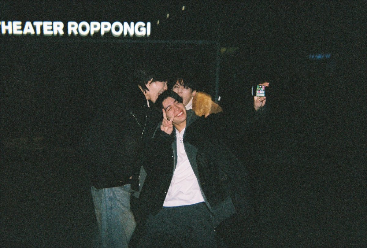 撮影終了後、写真を撮り合っていた3人。 あの頃から10年… 何年経っても