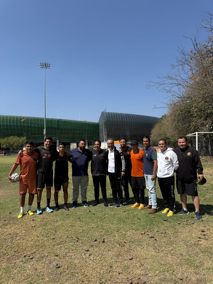 JAGUARES FC (@chiapas_fc) on Twitter photo Hoy tuvimos el honor de recibir al gobernador <a href="/ramirezlalo_/">Eduardo Ramírez</a> , el Jaguar Mayor, quien convivió con nuestros Jaguares de Chiapas en su entrenamiento. 🤝🏻
Su respaldo y apoyo son clave para seguir impulsando el fútbol en nuestro estado. 🌟 Hoy tuvimos el honor de recibir al gobernador <a href="/ramirezlalo_/">Eduardo Ramírez</a> , el Jaguar Mayor, quien convivió con nuestros Jaguares de Chiapas en su entrenamiento. 🤝🏻
Su respaldo y apoyo son clave para seguir impulsando el fútbol en nuestro estado. 🌟
