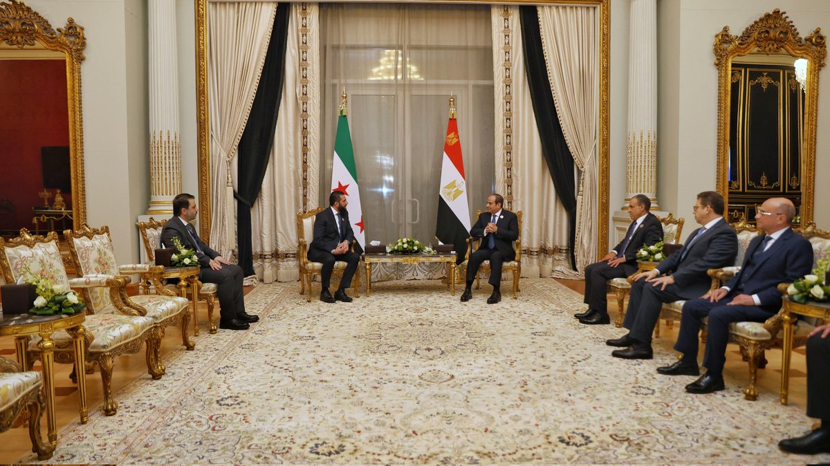 SyPresidency's tweet photo. لقاء جانبي جمع رئيس الجمهورية السيد أحمد الشرع ووزير الخارجية السيد أسعد الشيباني مع رئيس جمهورية مصر العربية السيد عبد الفتاح السيسي على هامش القمة العربية غير العادية "قمة فلسطين المقامة في القاهرة

#رئاسة_الجمهورية_العربية_السورية https://t.co/lapQMJb64v