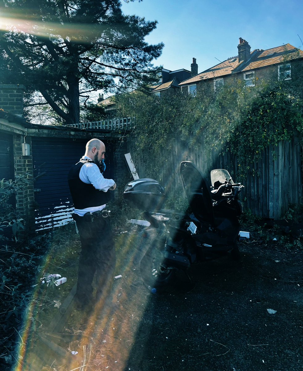 Chiswick SNT and Specialist Traffic Units have been working on tackling Theft From Motor Vehicles over the past few days. 

This will be a continued target for Chiswick to reduce this crime and make your streets safer. 

#YourLocalMet #SaferStreets #Chiswick