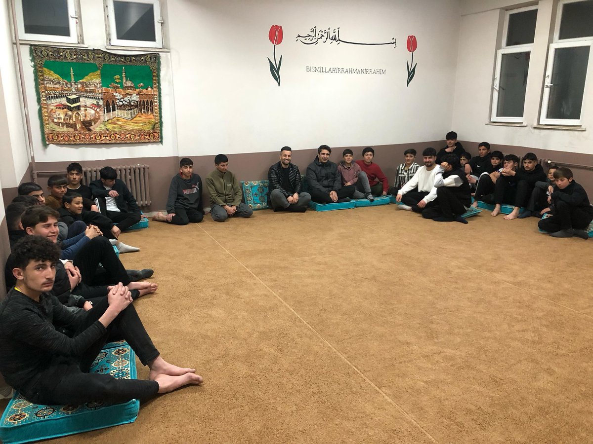 HamurMEM1's tweet photo. 📌 İlçe Milli Eğitim Müdürümüz Mehmet ÖZMÜŞ, Şehit Yıldırım Günay Anadolu İmam Hatip Lisesi pansiyonunda kalan öğrencilerimizle bir araya geldi.
@MNesipMahir @hasan_kokrek @mehmetozmus_ https://t.co/O7iMwimpXy
