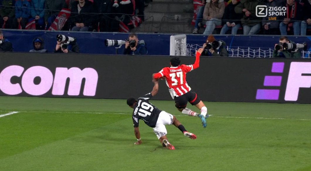 blazztrader's tweet image. No second yellow and noe they score?
Referees are a joke.