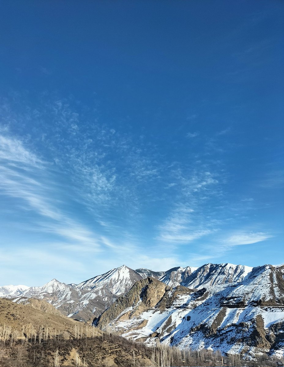 Neye içerlendiğimi bilmediğim,
bir küskünlük hissi var içimde.
Sanki, nerede yoksam eksik, 
nereye gitsem fazla gibiyim..