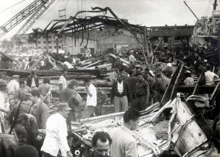 El operador principal del desguazadero acciona la palanca, cual verdugo robespierriano, sin sospechar que La Coubre se lleva consigo a un marino, un obrero, un soldado, una madre sin consuelo alguno: un crimen.
La historia en #PeriodicoGiron :
giron.cu/2025/03/04/cin…