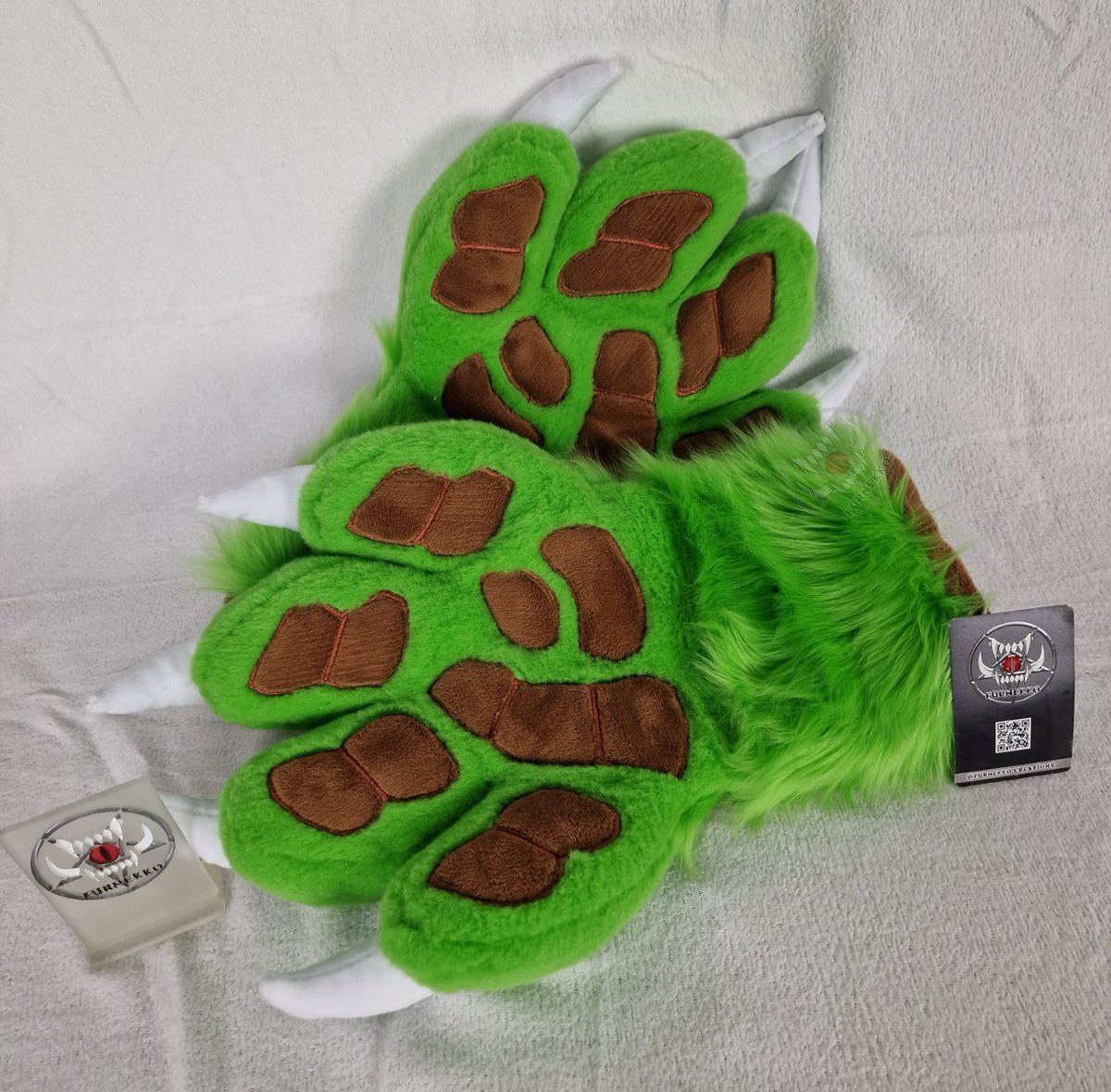 A dear friend said... START POSTING AGAIN!.... so I'll try that again!

So here are green dragon paws!💚 
I love how they turned out , what do you think?✨

#Fursuit #Furry #Handpaws #FursuitMaking