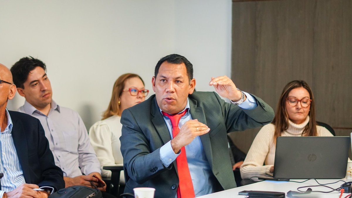 CarlosPinedoC's tweet photo. Desde Bogotá, el Gobierno Nacional, a través de @Minvivienda, @DNP_Colombia y @ANI_Colombia, junto con el Distrito, se encuentran en una mesa de trabajo conjunta, en la que hemos definido las líneas de tiempo de los proyectos esenciales para brindar una solución definitiva a la problemática de agua y alcantarillado de Santa Marta.

Los avances en la ruta de desarrollo de estos proyectos nos permitieron establecer las líneas de tiempo para la estructuración de una APP, el plan de gestión de demanda, el plan de choque y el plan maestro de acueducto y alcantarillado. Todo lo anterior en coordinación y articulación con la autoridad ambiental y la empresa de servicios públicos, con el propósito de seguir avanzando en la hoja de ruta trazada por nuestro gobierno. ¡Sí se puede!