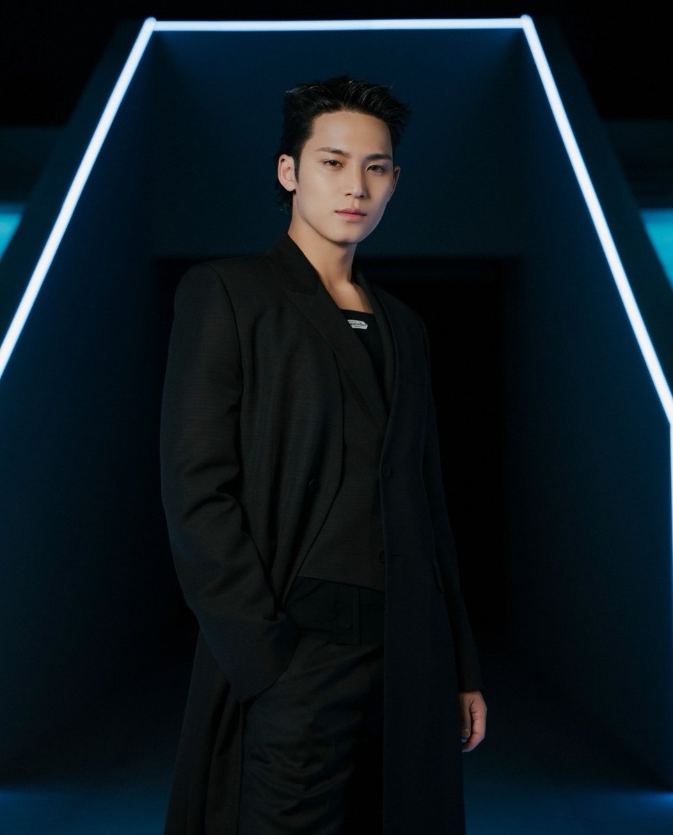Dior ambassador MINGYU was a stylish and smoldering addition to the front row for the unveiling of the new #DiorAW25 collection on.dior.com/aw2025-26-x by Maria Grazia Chiuri in Paris.
#StarsinDior