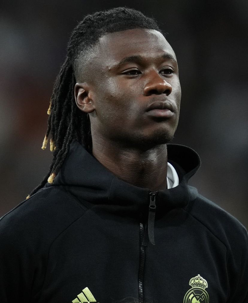 Era uno de los mejores mediocentros del mundo apuntaba a ser titular, luego llegaron las lesiones y su fútbol desapareció, no defiende ni a un árbol. Espero que vuelva a su mejor nvl pronto. 🙏🤍