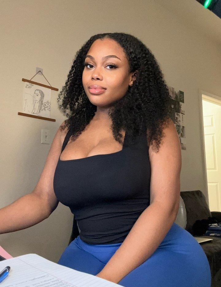 swaghollywoodd's tweet photo. You love them boobs yeah 😅😋 https://t.co/YZ1glVldKW