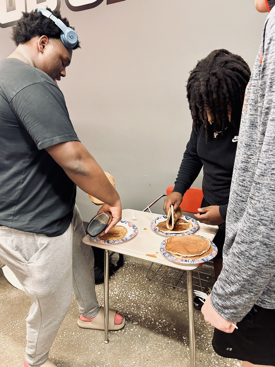 Heard it was National Pancake Day, so we had to show our O Line some love!🥞

Big thank you to Old Mill Country Kitchen for providing us with the food and shoutout to these guys for getting after it and working hard every day! 
#OwnIt