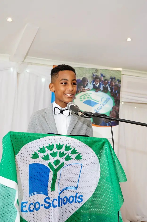 ArtistRomario's tweet photo. Future leaders in eco science!
I've been awarded the WESSA (Wildlife &amp; Environment Society of South Africa) National Youth laureate. I interacted with the phenomenal #girlsinscience UNICEF YERA (Young Environmental Reporters and Advocates) 
 #ecoschools 📚 https://t.co/HcVMDRkiYR