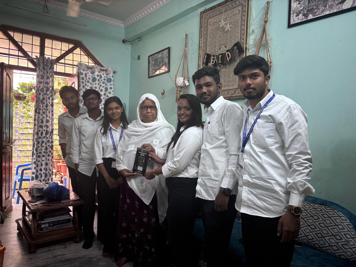 kparveen2005's tweet photo. Today #LLBstudents from Osmania university came to my residence n invited me for their two days programme in the university.
#YoungIndia with full of dreams. https://t.co/kFJgU7kftF