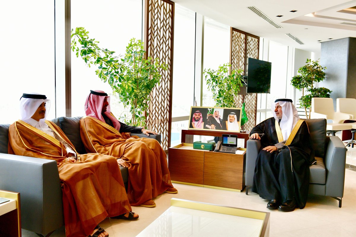 اجتمع معالي الدكتور عبدالله بن عبدالعزيز الربيعة المستشار بالديوان الملكي المشرف العام على مركز الملك سلمان للإغاثة والأعمال الإنسانية مع سعادة السفير بندر بن محمد العطية.
جرى خلال الاجتماع استعراض علاقات التعاون وسبل دعمها وتعزيزها لاسيما في مجالي الإغاثة والأعمال الإنسانية.