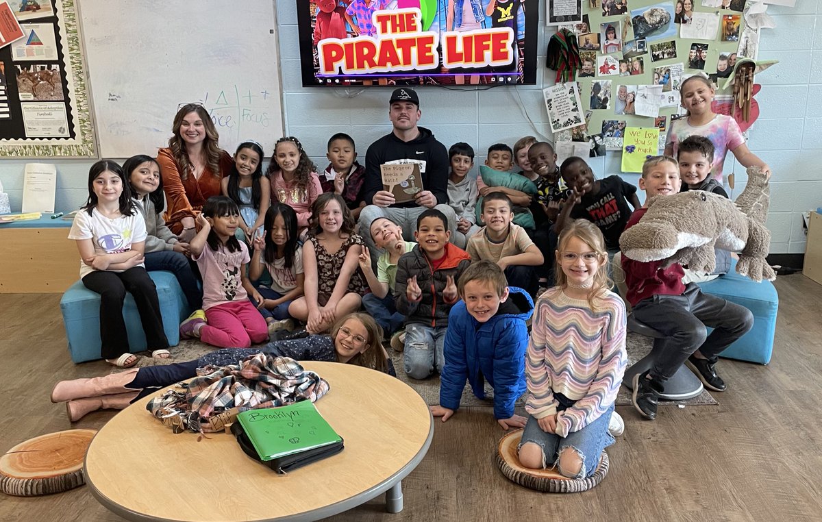 GraceLearning's tweet image. BIG shout out to @WKUFootball for taking time to read 📚with our students and 🐰 Bruno! @NatcherElem