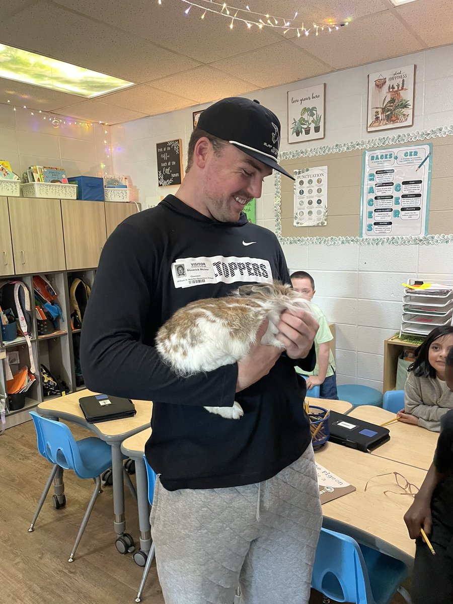GraceLearning's tweet image. BIG shout out to @WKUFootball for taking time to read 📚with our students and 🐰 Bruno! @NatcherElem
