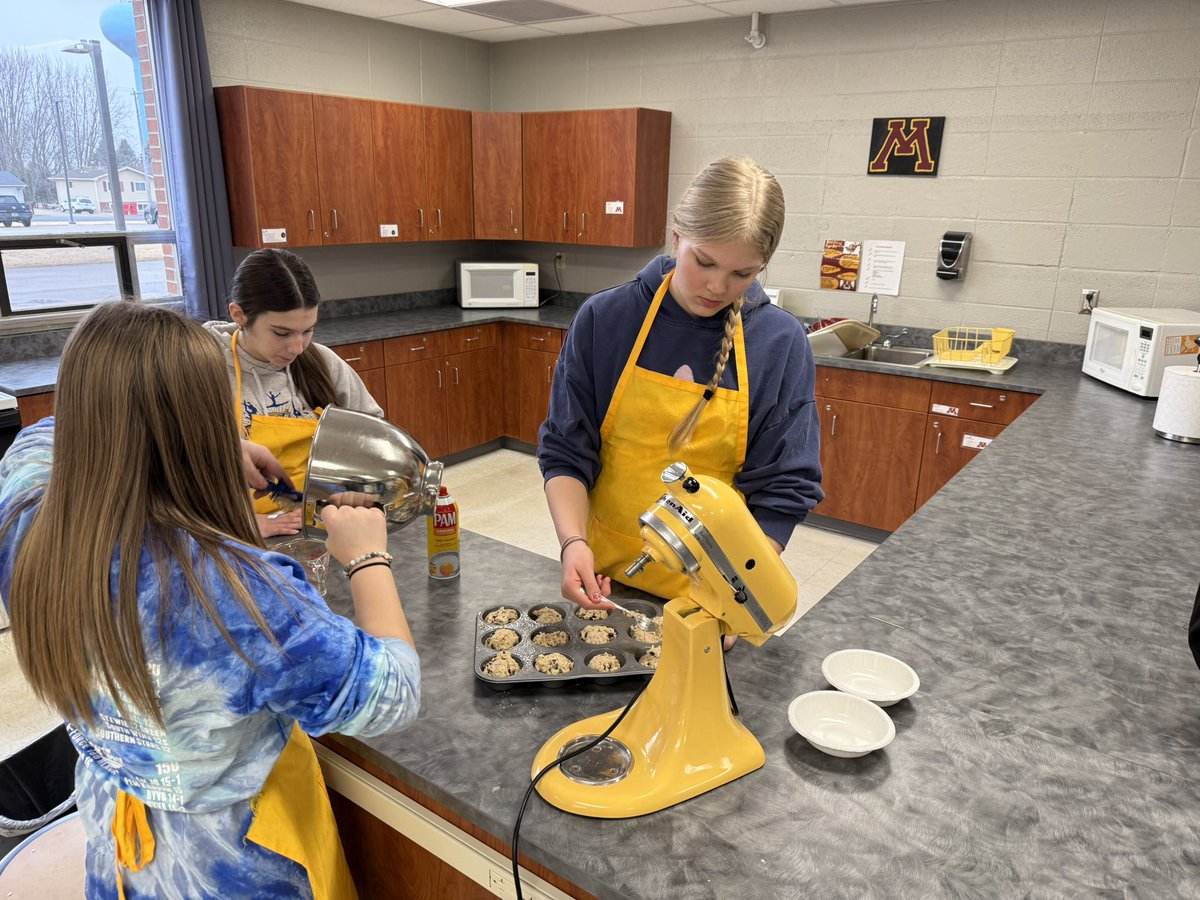BizMathGuy's tweet image. Business Math 8 - Banana Chocolate Chip Muffin lab, where students applied their math skills to real-world baking scenarios! It was a hands-on (and delicious) way to see math in action! @ByronMSBears @ByronBears #BizMathGuy