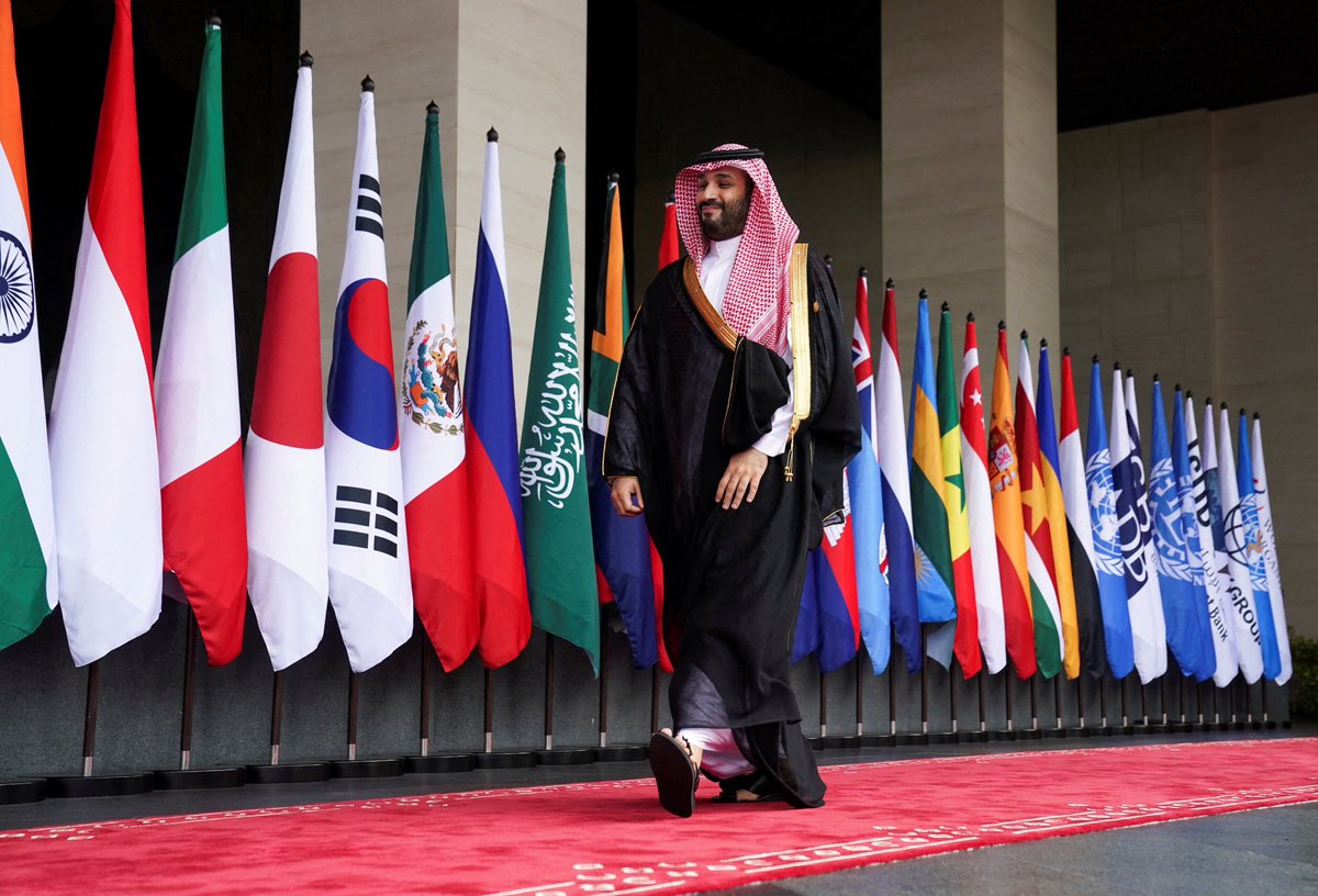 الصحفي الأسباني "خافيير فرنانديز": 

نحن بحاجة لقائد مثل #ولي_العهد السعودي الأمير #محمد_بن_سلمان في أوروبا بالطبع في إسبانيا وفرنسا وألمانيا.