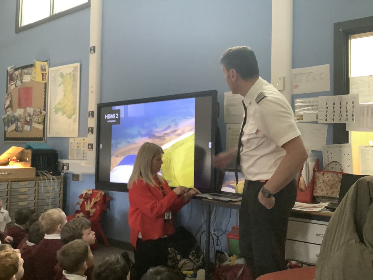 Llawer o ddiolch i’r peilot <a href="/easyjet/">easyJet</a> sef Mr Robin Davies am ddod I sgwrsio am ei waith ac ateb cwestiynnau’r plant heddiw. Today Yr. 1 and 2 asked lots of questions to Mr Davies the Pilot. We learned a great deal about his career and how aircraft work. Diolch!