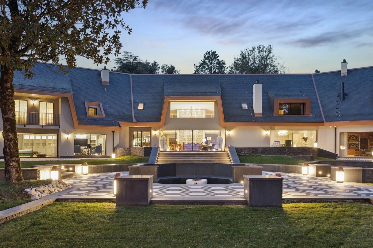 RuleProperties's tweet image. traveltuesday ✨

10 🛌 | 1 full 🛁 | 18,298 Sq Ft. | Price Upon Request

Gingins
Gingins, Vaud, 1276 Switzerland

Listed by: Dana Dennis Gumber

ow.ly/Rnkf50VacNM for the full property tour!

#RuleProperties