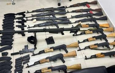 LeLouverture's tweet photo. Saisie massive en RD ! Un fusil Barrett .50, 17 fusils 7.62, 5 Glock 9 mm, une Uzi, 36 000 cartouches, chargeurs, un silencieux… Le tout intercepté au port de Saint-Domingue. Les armes, en transit depuis Miami, étaient destinées à #Haïti. Enquête en cours. #Sécurité #TraficArmes https://t.co/MelzYsJqBS