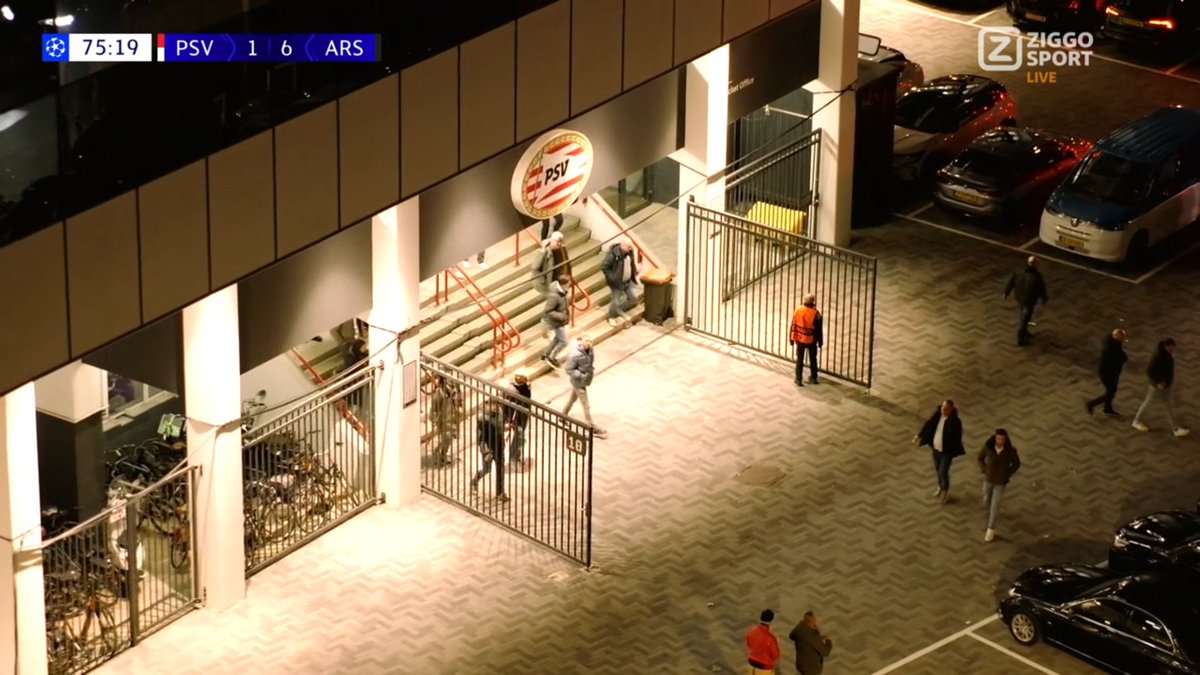 📸 - PSV FANS ARE LEAVING THE STADIUM 😂