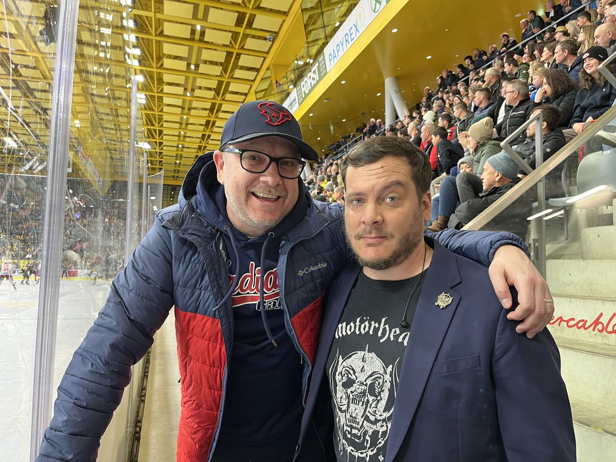 Da schaut man sich im Skiurlaub einen sensationellen Heimsieg des <a href="/hcpustertal/">HC Falkensteiner Pustertal</a> im Playoff-Viertelfinale gegen Klagenfurt an - und trifft auch noch den österreichischen Eishockey-Kommentatoren-GOAT @martinpfanner 😊❤️

#ICEPlayoffs #BEL1EVE #Motörhead