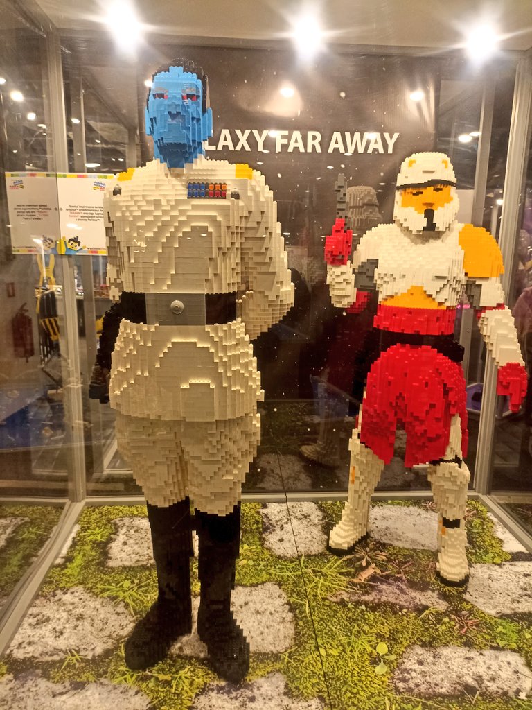 Fan favourite #StarWars characters #AdmiralThrawn 🫡 and #CaptainEnoch of #Ahsoka fame at the #Lego #exhibition in #Warsaw, #Poland. I wonder if #TimothyZahn had ever imagined anything like this back in the early 90s!

#StarWarsLego #LegoStarWara #Thrawn