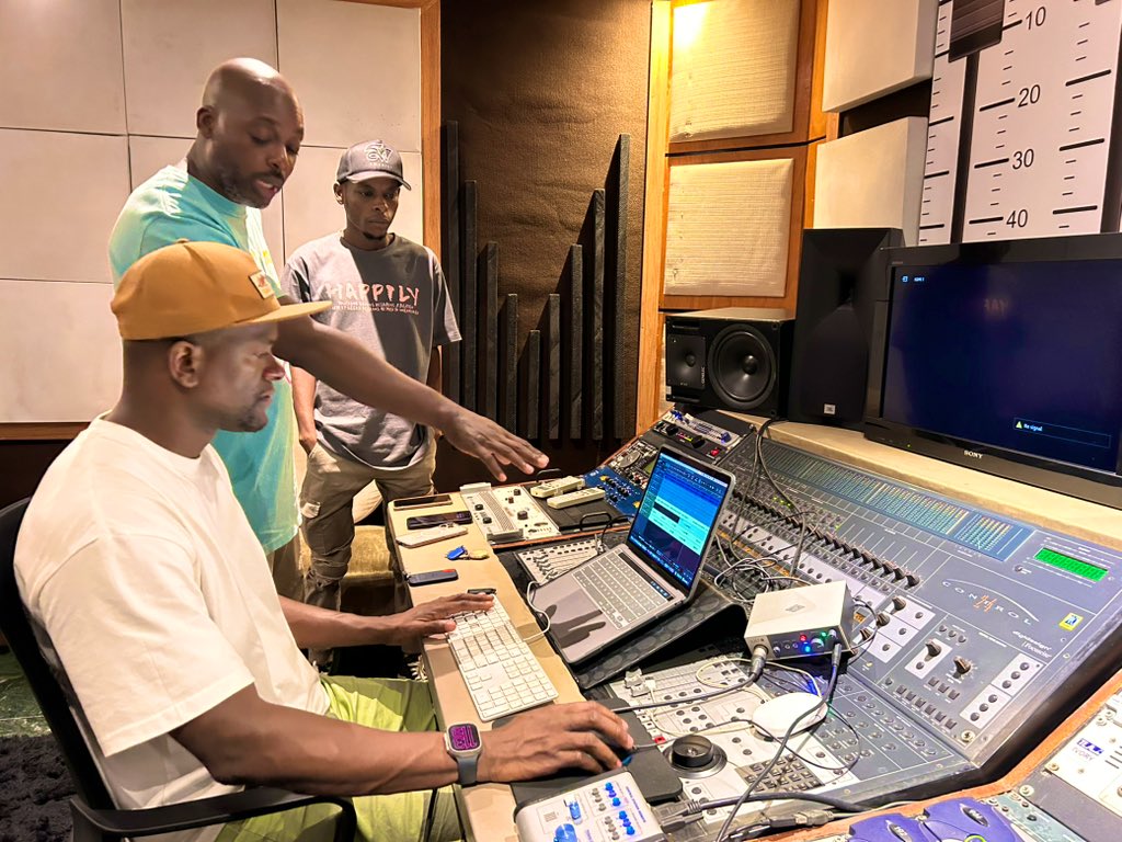 cfkappa's tweet photo. Em três semanas idealizamos, produzimos, gravamos e fechamos o LP “Rota do Sossego” 😄
Shout out ao @keitamayandaai1 @Bonidiferencial Elzo Sênior e @damzvd.
Neste dia, gravamos a música com a participação do Keita e Marccus e outra com participação do @Marccus440 apenas. https://t.co/fAvZBKfuKR
