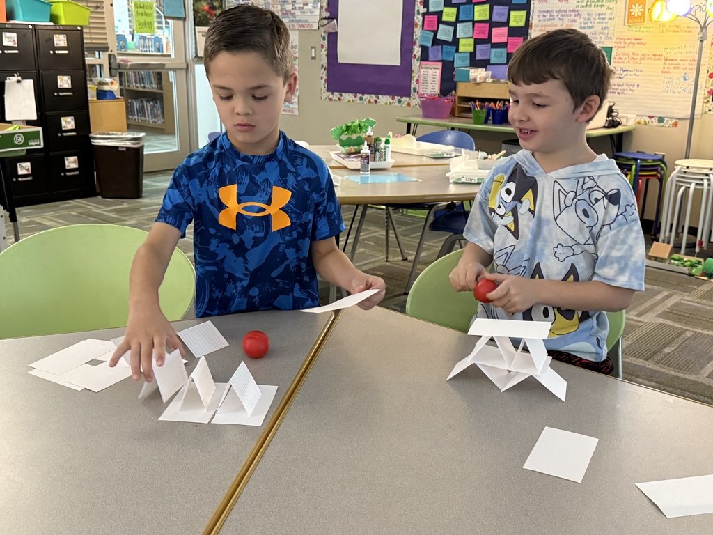 Mrs. Murray gave her 1st, 2nd, and 3rd grade friends an engineering challenge that paired with the Dr. Seuss story Ten Apples Up On Top. Look at that teamwork and problem solving! #AlvinISD #AllInAlvinISD #MTETigers